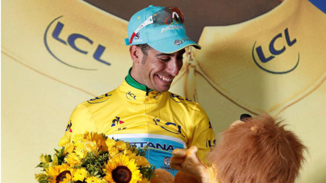 Fabio Aru, sonriente en la ceremonia de entrega del maillot amarillo.