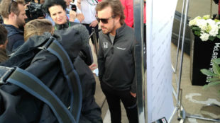 Alonso, con los medios en Silverstone