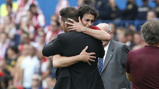 Tiago abraza a Simeone en su ltimo partido como jugador del...