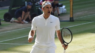 Roger Federer celebra un punto conseguido en un partido de Wimbledon.