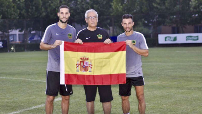 Rubn posa con una bandera de Espaa junto a Mario Surez y...