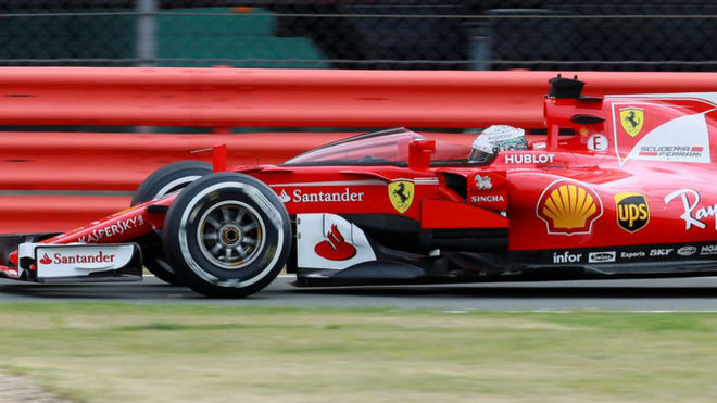 Vettel pilota su Ferrari con el escudo transparente.