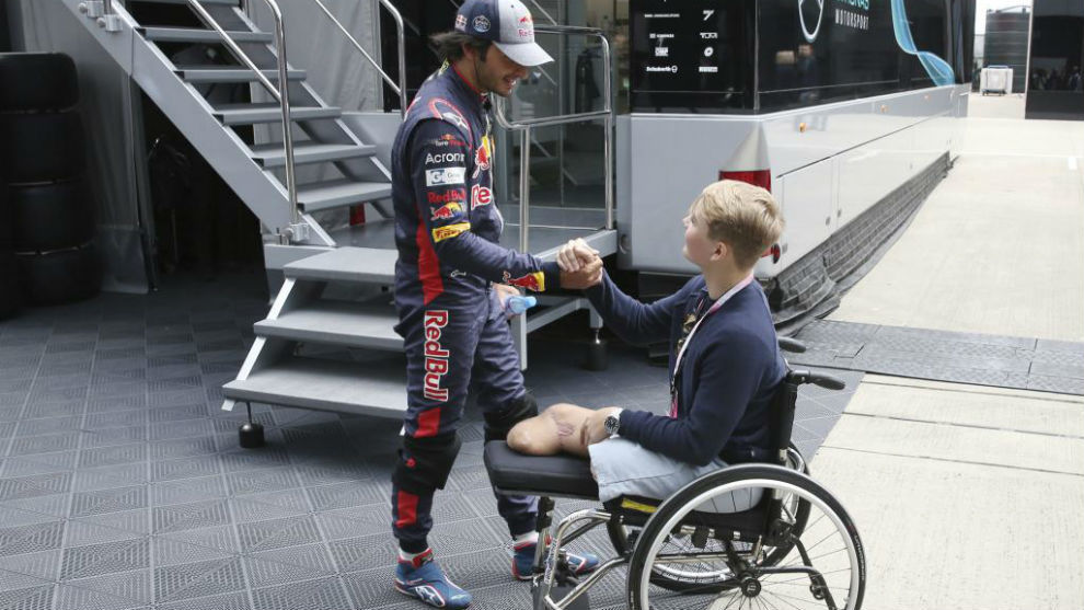 Carlos Sainz saluda a Willy Monger en el Circuito de Silverstone