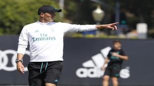 Zidane dirige el entrenamiento del Real Madrid en UCLA.