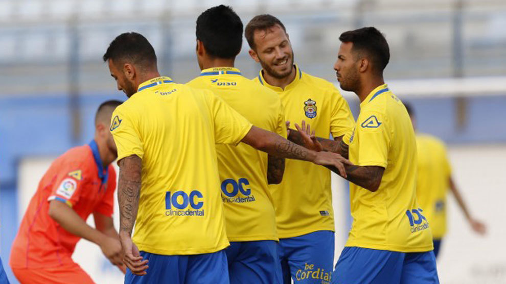 Los jugadores de Las Palmas celebran un gol.