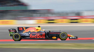 Ricciardo pilota su Red Bull en Silverstone.