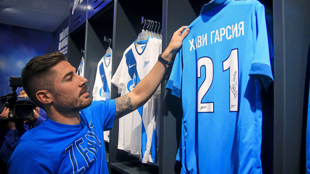 Javi Garca (30) sostiene una camiseta del Zenit