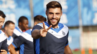 David Lpez (27) saluda durante un entrenamiento del Espanyol