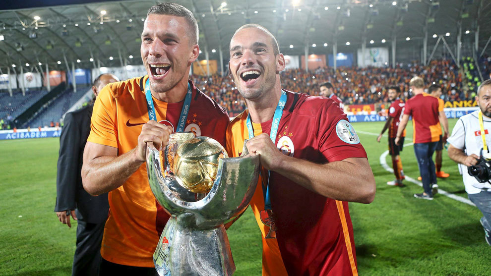 Sneijder (33) celebra junto a Lukas Podolski la consecucin del...