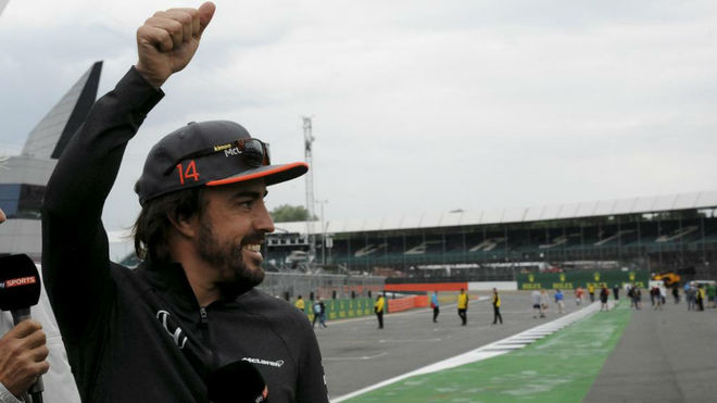 Alonso saluda a los seguidores de McLaren en Silverstone.