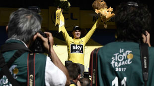 Chris Froome en el podio como lder del Tour de Francia.