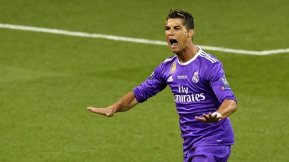 Cristiano Ronaldo celebra el primero de sus goles en la final de la...