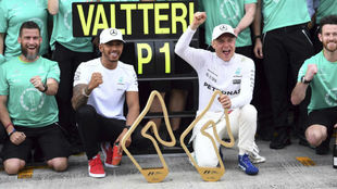 Bottas y Hamilton celebran el triunfo del primero, la semana pasada en...