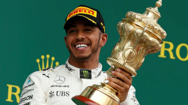 Hamilton, con el trofeo de ganador del GP de Gran Bretaa.