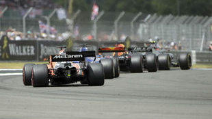 Alonso sigue a un grupo de monoplazas en Silverstone.
