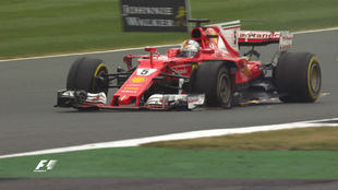 Vettel, con el neumtico pinchado