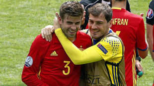 Piqu y Casillas se abrazan tras un partido de la seleccin...