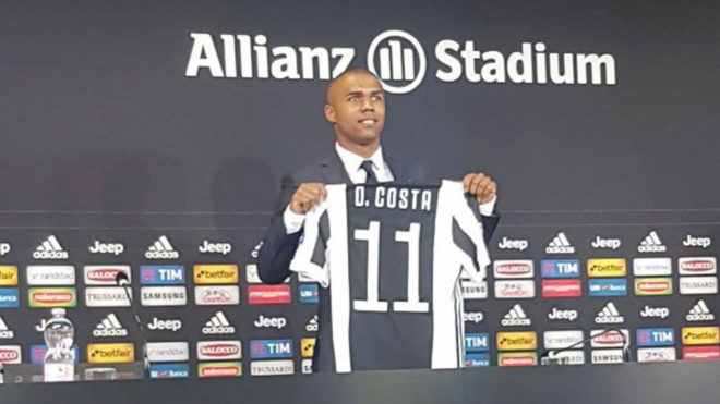 Douglas Costa posa con la camiseta de la Juventus.