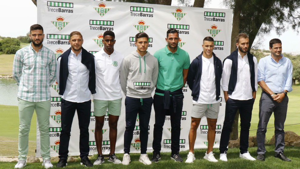 Varios jugadores del Betis posan con ropa de la nueva marca del club...