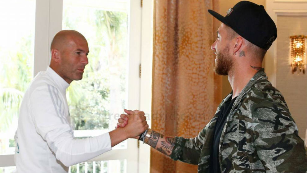 Ramos saluda a Zidane a su llegada a Los ngeles