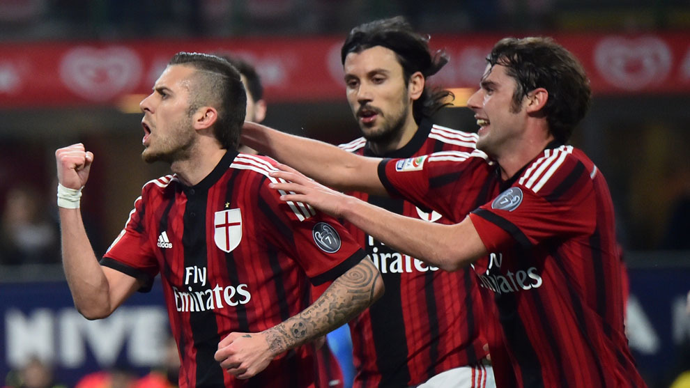 Cristian Zaccardo, en el centro, celebra un gol con el Milan.