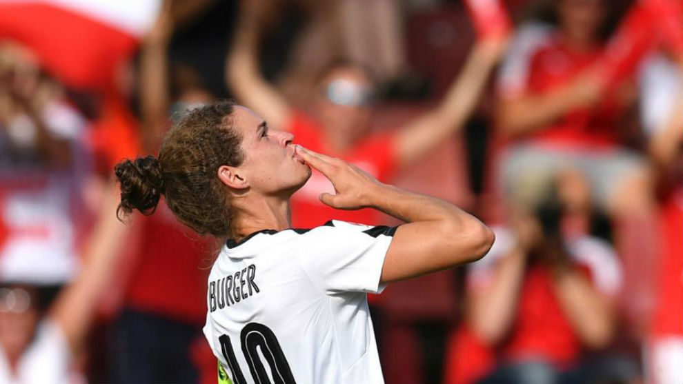 Nina Burger celebra el primer gol del partido ante Suiza.