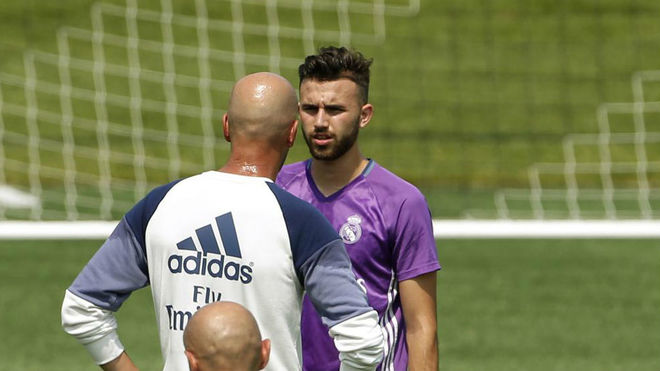 Borja Mayoral con Zidane durante un entrenamiento del Real Madrid
