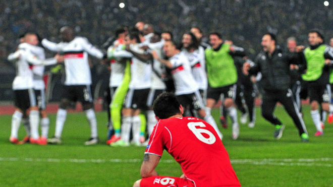 Los jugadores del Besiktas celebran un triunfo ante el Liverpool.