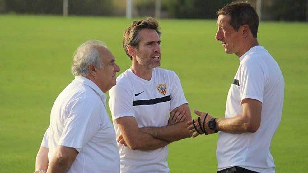 Ramis junto al presidente Alfonso Garca y el director deportivo...