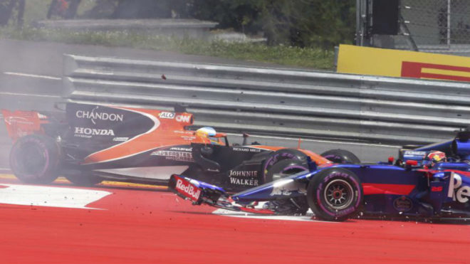 Kvyat provoca la retirada de Alonso en el GP de Austria.