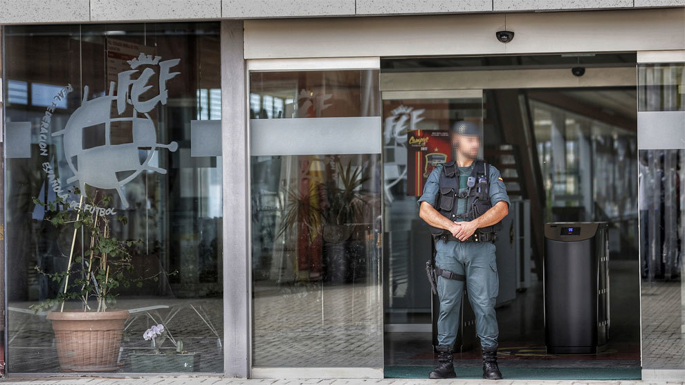 Un Guardia Civil custodia el acceso a la Ciudad del Ftbol de Las...