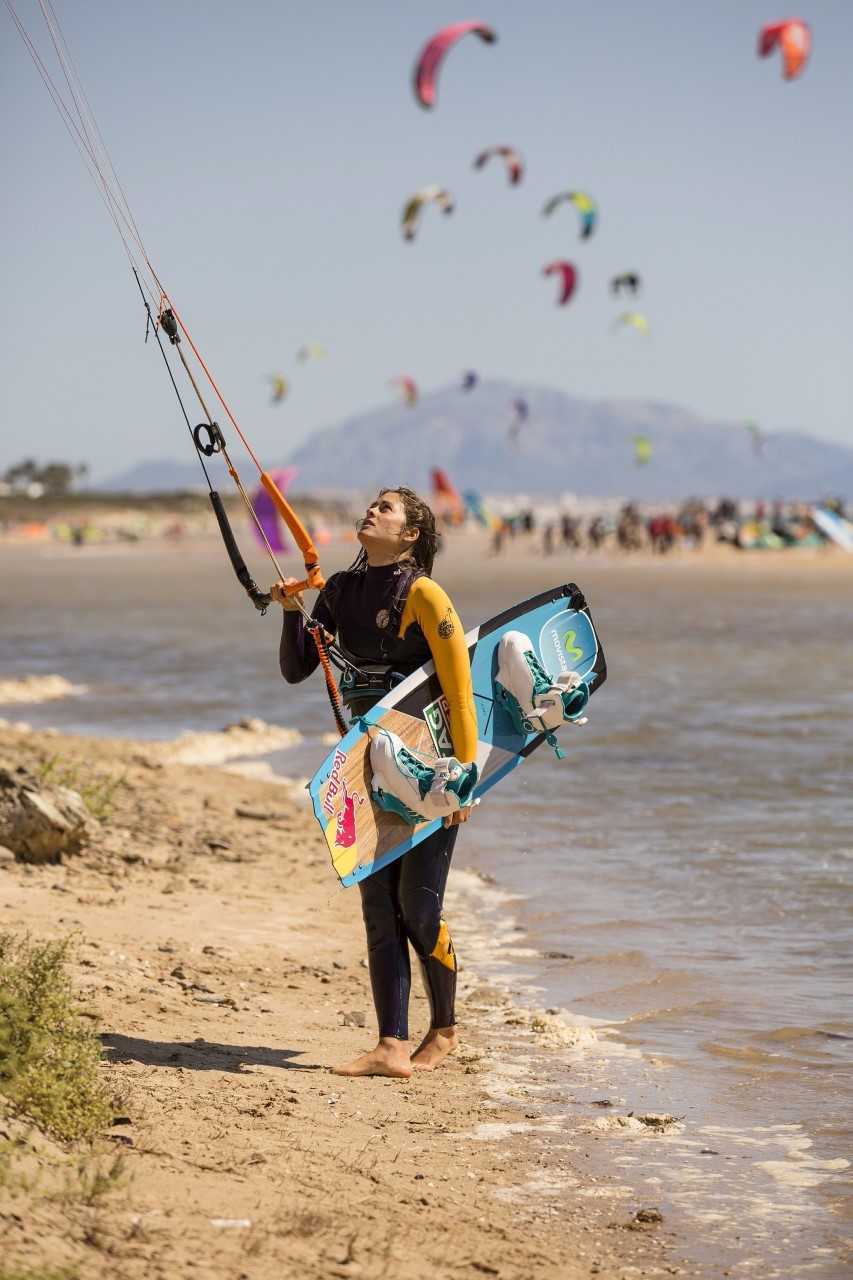 Gisela Pulido, con su tabla de kitesurf.