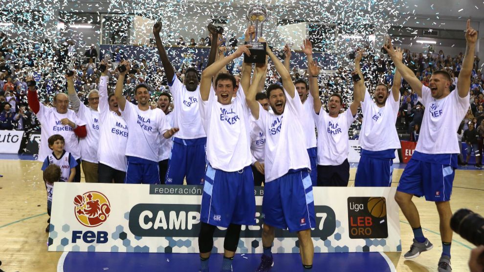 Los jugadores del Gipuzkoa Basket celebran el ttulo de la LEB.
