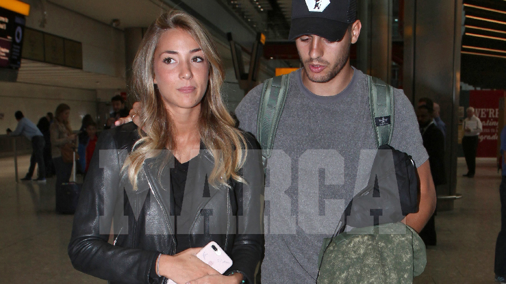 lvaro Morata en el aeropuerto de Londres junto a su mujer Alice...