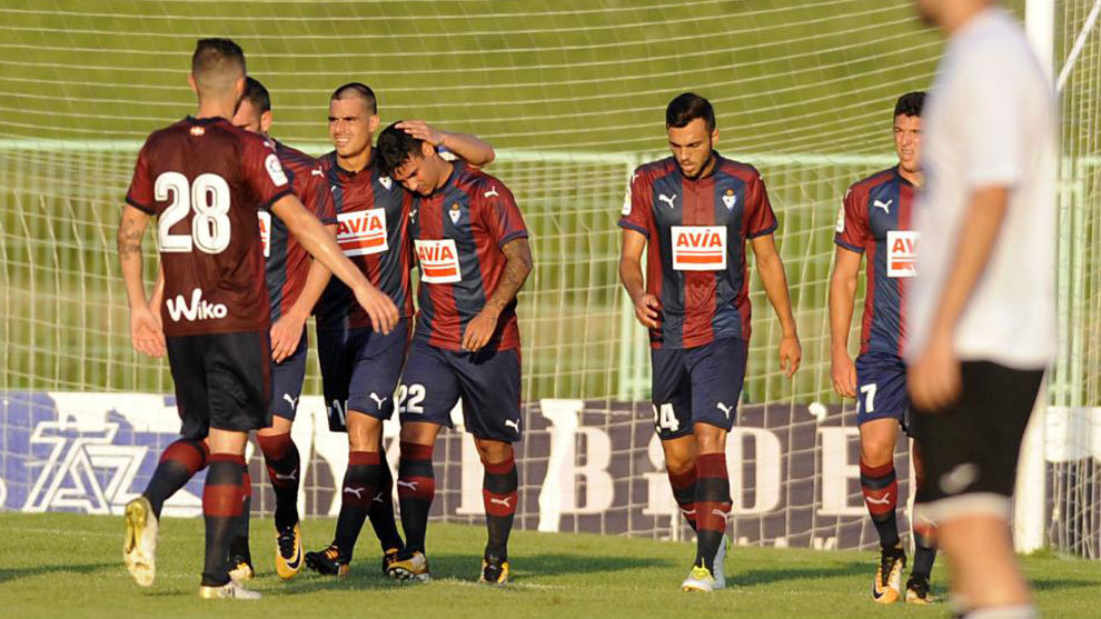 Los jugadores del Eibar celebran un gol durante un partido de...