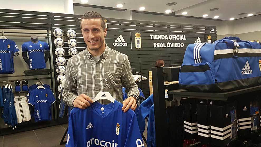 Christian Fernndez, en la tienda oficial del Oviedo