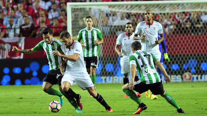 Vzquez y Petros luchan por un baln en el ltimo Sevilla-Betis.