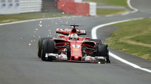 Vettel intenta llegar a boxes con un neumtico desintegrado.
