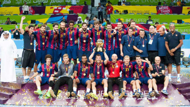La plantilla del Barcelona con el trofeo tras ganar la Super Globe en...