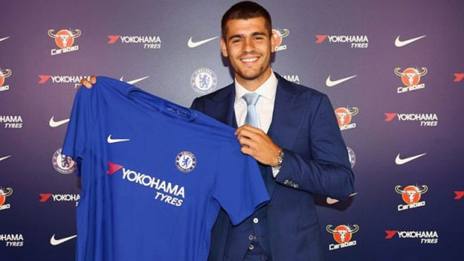 lvaro Morata posa con la camiseta del Chelsea.