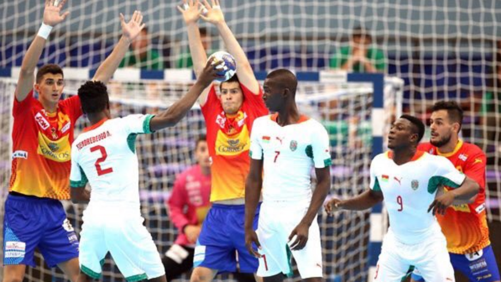 Un jugador de Burkina Faso trata de lanzar ante los &apos;Hispanos Junior&apos;