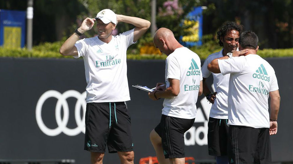 Zidane en compaa de parte del cuerpo tcnico del Real Madrid.