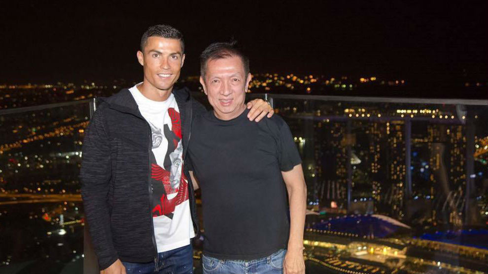 Ronaldo, con su amigo Peter Lim en Singapur