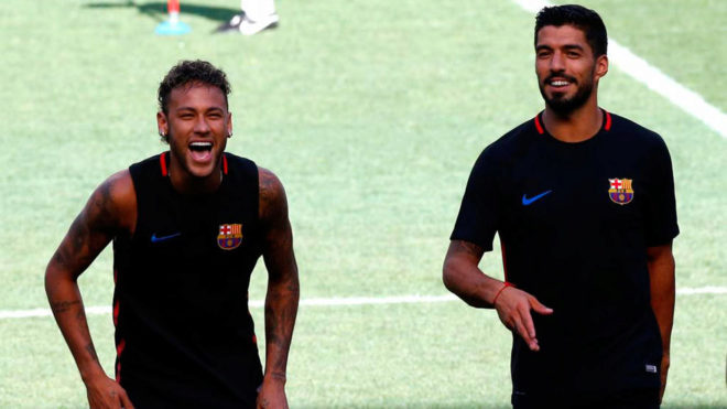 Neymar y Suarez se ren durante el entrenamiento de puertas abiertas.