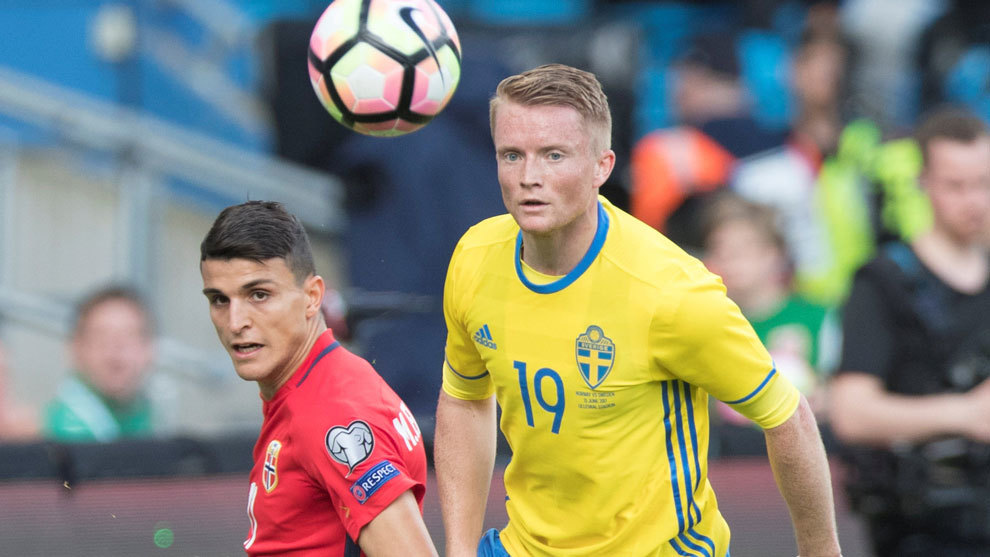 Sam Larsson en un partido con Suecia