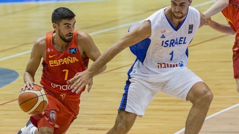 Jaime Fernndez trata de superar la defensa de un jugador israel.