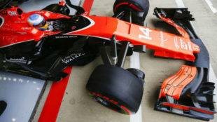 Fernando Alonso saca el McLaren del garaje en el GP de Gran Bretaa