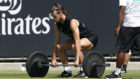 Bale levantando pesas en un entrenamiento en Los ngeles.