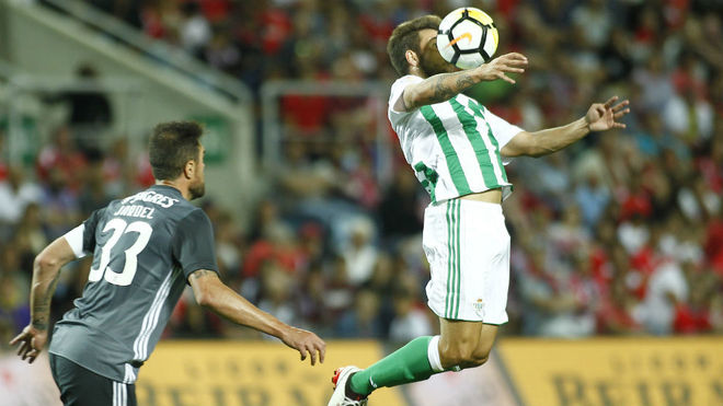 Aitor controla un baln en el duelo ante el Benfica.