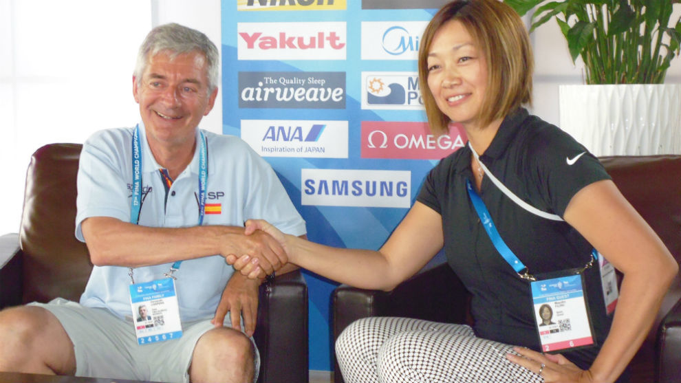 La entrenadora Mayuko Fujiki, con el presidente de la Federacin...